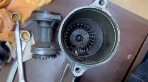 Ремонт редуктора tohatsu 18 регулировочные шайбы.