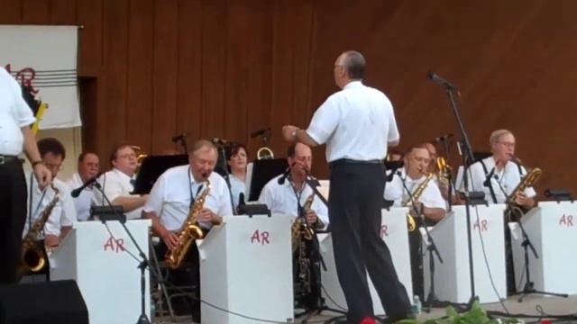 Alex Rene' Big Swing Band & Ashley Cadenhead perform "Ain't That A kick In The Head". смотреть онлайн