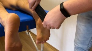 Наложение кинезио тейпа при ахиллобурсите.