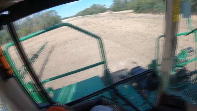 Вносим баковую смесь. Готовим поля к посеву. John Deere 4730. Т 150 + ХТС. смотреть онлайн