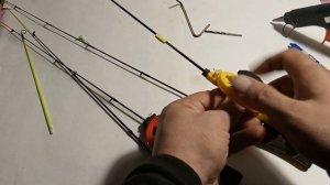 УДОЧКА ДЛЯ АКТИВНОЙ ЛОВЛИ ФОРЕЛИ СО ЛЬДА НА РЕЗИНУ! ДЕЛАЕМ СВОИМИ РУКАМИ! И ПОКАЗЫВАЮ В ДЕЛЕ!