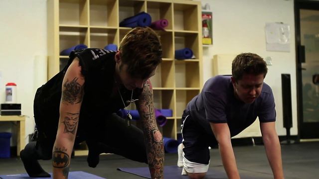 AVERAGE JOE Season 2 Promo #1 "Gay Yoga" ft Andy Biersack смотреть онлайн
