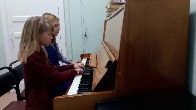 Ансамбль Ускова Вика и Акрамова Люба А. Тома Слети к нам тихий вечер смотреть онлайн