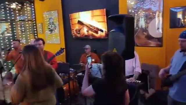 Перекрёсток. Овощи&Фрукты и Евгений Жуманов Выступление в рестобаре Vinci смотреть онлайн