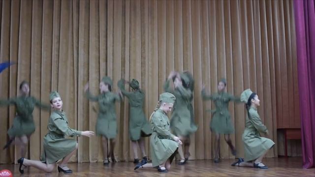 Школьники танцуют на сцене Синий платочек, школа 1400 смотреть онлайн
