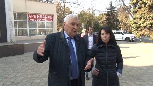 По поручению главы Анапы, на улице Терской высадили сосны смотреть онлайн