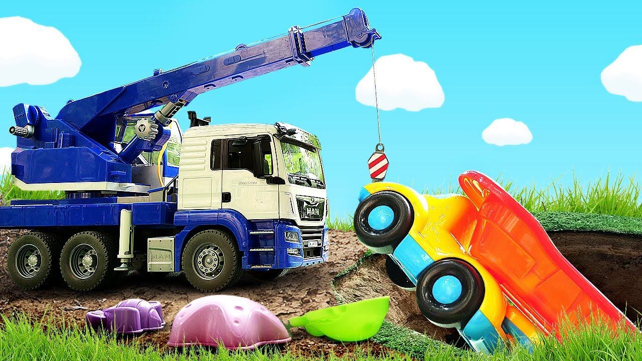 Подъемный кран и машинки в песочнице. Видео про игрушки для детей смотреть онлайн