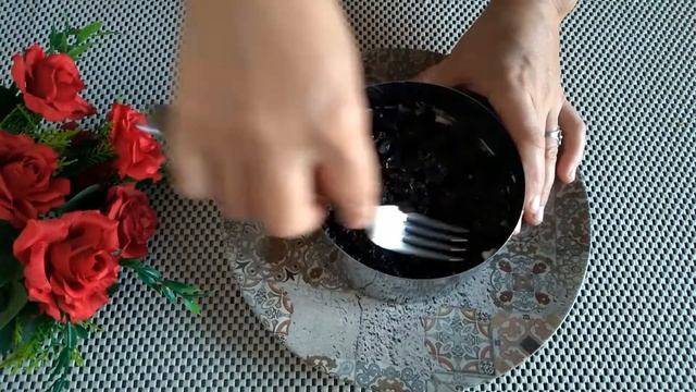 Новогодний салат на праздничный стол с курицей черносливом и грецким орехом