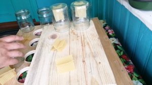 СОТОВЫЙ МЕД в банках. Простой способ закрепить вощину. Пошаговая подготовка и постановка в улей