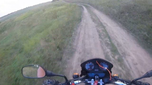 Лезем в ПОЛЯ на дорожном МОТОЦИКЛЕ / BAJAJ BOXER на бездорожье смотреть онлайн