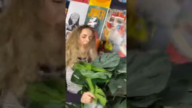 Что будет если подарить девушке вазон место цветов? Дюха #shorts смотреть онлайн