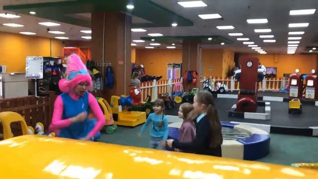 Детские аниматоры в Альметьевске. ТРЦ Панорама, детская коната Play Star. Эльза. Розочка. смотреть онлайн