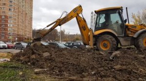 Трактор JCB  капает землю
