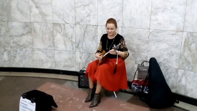 Music in the metro 21: A balalaika performer plays in the metro. Very inspiring.(Музыка в метро 21) смотреть онлайн