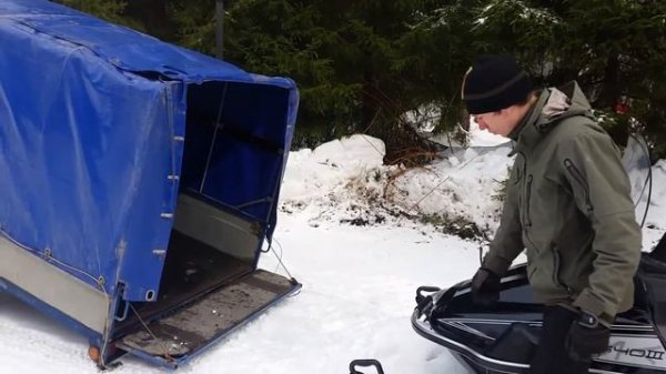 Погрузка снегохода в прицеп.