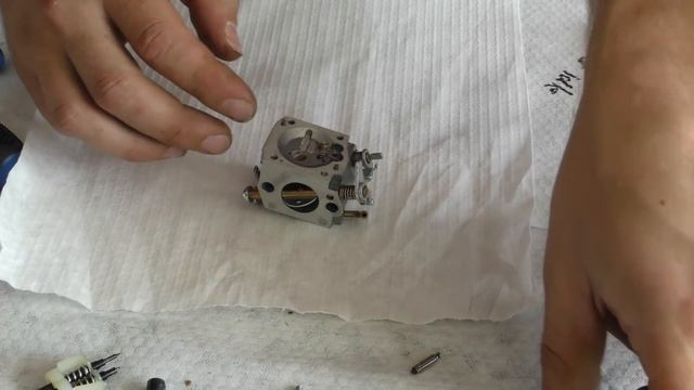 Cleaning the Carburetor on the Husqvarna 350 Chainsaw смотреть онлайн