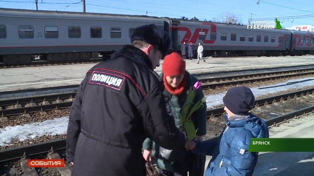 Полицейские вручили цветы в честь 8 марта 07 03 19 смотреть онлайн