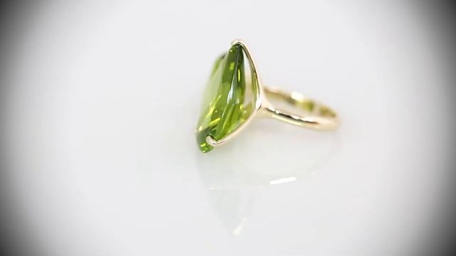 Современное и очень не обычное золотое кольцо с бериллами.