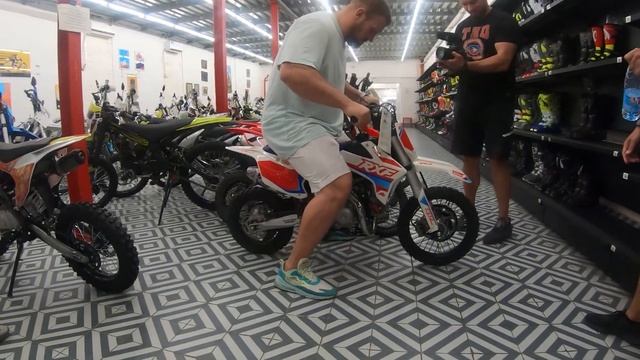 Какой мотоцикл приглянулся Кириллу Сарычеву? A famous Russian bobybuilder in Universal Motors смотреть онлайн