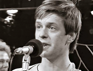 Почему Борис Гребенщиков поет "только свое и только на русском"