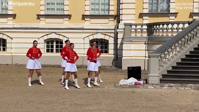 Вчера после выставки винограда, неподалёку, заехали в Рундальский дворец смотреть онлайн