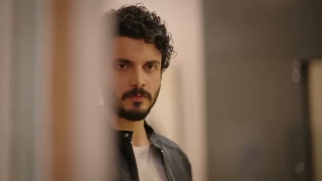 ESARET 121 - Enquanto Orhun e Hira faziam as pazes, eles decidiram se divorciar novamente. смотреть онлайн