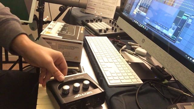 Behringer U-Phoria UM2 - Audio Interface Features ($30 interface) смотреть онлайн