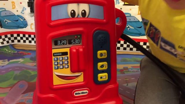 Машинка Молния Маквин заправляется на детской заправочной станции у Коли. смотреть онлайн