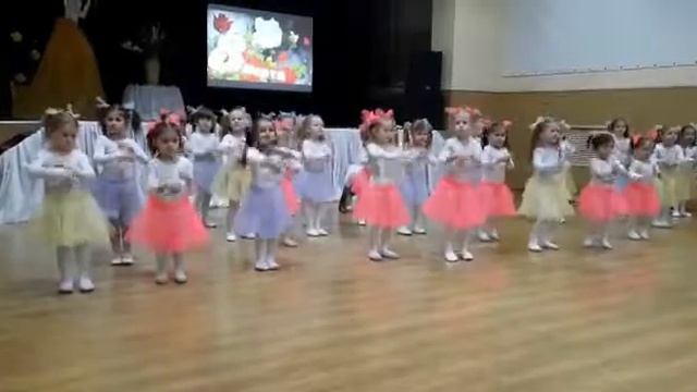 Это моя племянница ходит на танцы это у них такая разминка смотреть онлайн