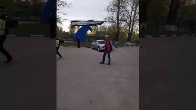 Псих кинулся на ДПС с ножом смотреть онлайн