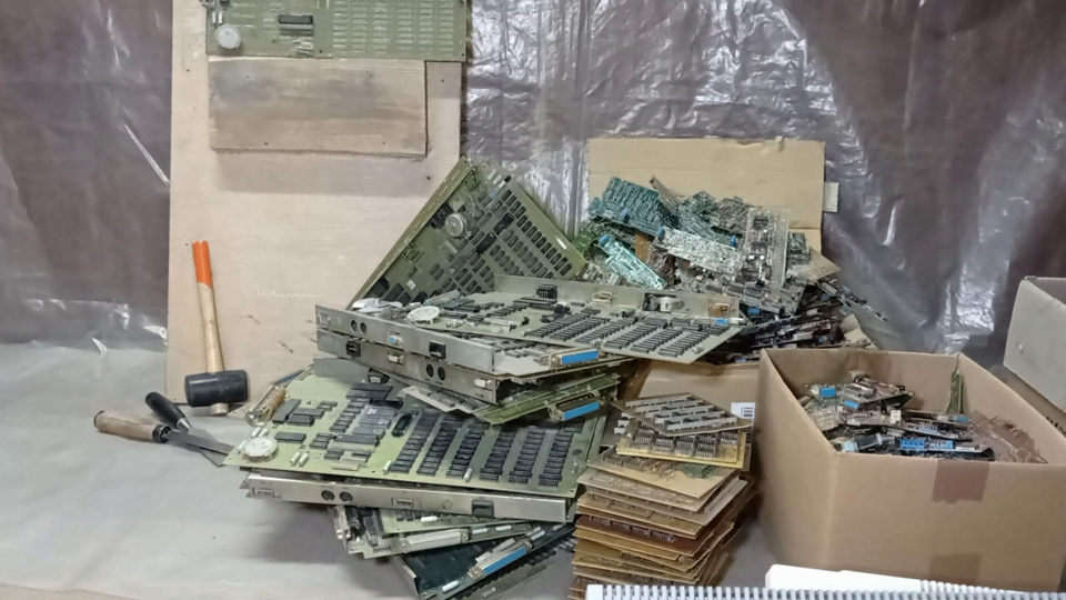 "ЗОЛОТЫЕ" микросхемы. Пока пять лет в коробках лежали - в два раза подорожали! смотреть онлайн