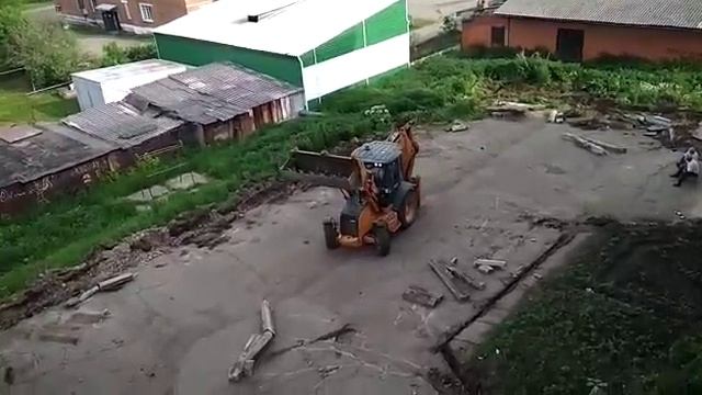 Работы по укладке асфальта во дворе дома по Советской, 15.mp4 смотреть онлайн