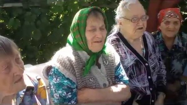 Колосились в поле рожь густая. Поют бабушки.