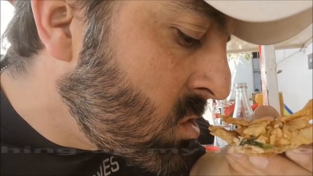 Eating & Tipping $100 Dollars To A Mexican Street Food Stand – AMAZING Quesadillas And Migadas!! смотреть онлайн
