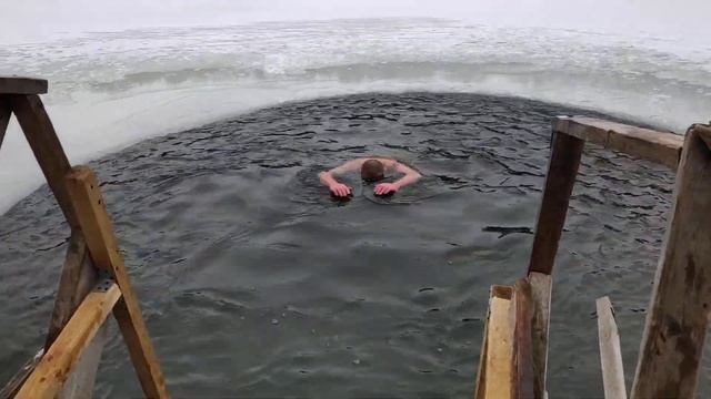 Зимнее купание в проруби. Красный пруд, Измайловский парк
