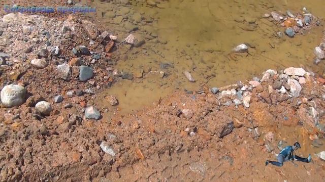 Коричневые и желтые камни лежат возле речки смотреть онлайн