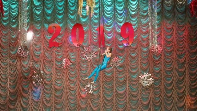 Скоморохи 04.01.2019 - День рождения 23 года, цирковая акробатика: Ксения на ремнях смотреть онлайн