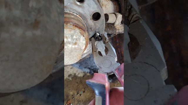 Как достать остаток сломанного болта из резьбы смотреть онлайн