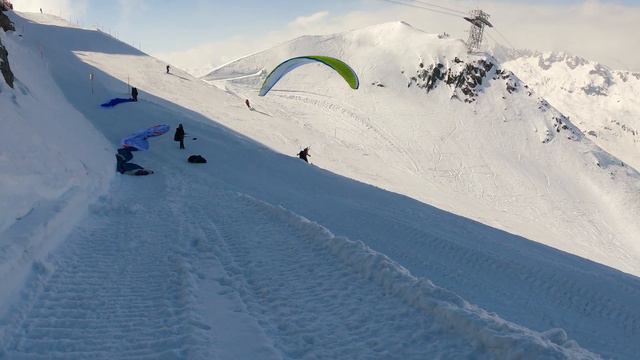 Старт на парапланах с Гемсштока, Paragliding from Gemsstock. смотреть онлайн