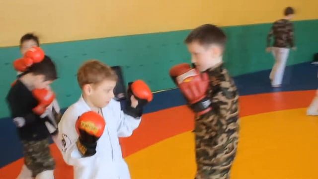 Маленькие воины (тренировка защиты,дистанции,ударов) смотреть онлайн