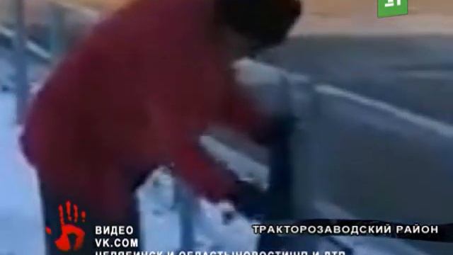 Отпилил металлический забор, чтобы ходить через дорогу в неположеном месте смотреть онлайн