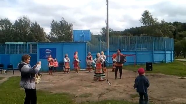 Девочка танцует по Русскую народную.