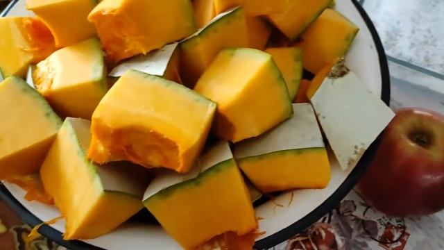 В ДЕРЕВНЕ/ МАМА ГОТОВИТ ВКУСНЯШКИ/ ЗАПЕЧЁННАЯ ТЫКВА/ПЫШКИ/ПИРОЖКИ С КАРТОШКОЙ/ ДЕТСКИЙ СЫР смотреть онлайн