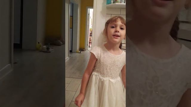 Вика исполняет песню Чебурашки