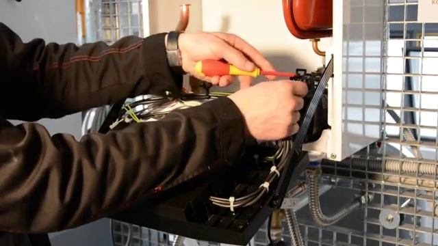 Demontaż hydrobloku w kotle FGB marki Wolf смотреть онлайн