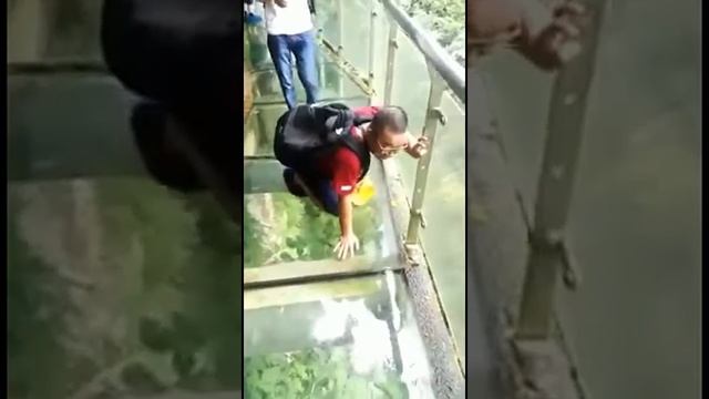 Страх и ужас на стеклянном мосту в Китае смотреть онлайн