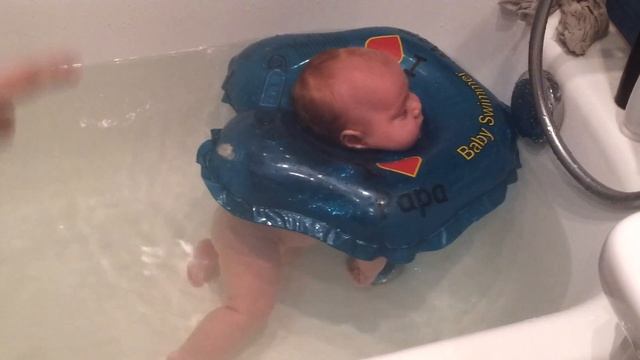 Купание ребенка в ванной с кругом. смотреть онлайн