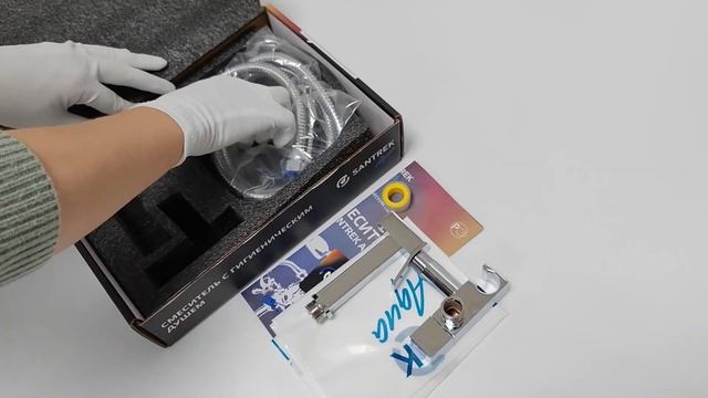 Элегантный и функциональный смеситель с гигиенической лейкой SANTREK AQUA-1055 из серии PRESTIGE.