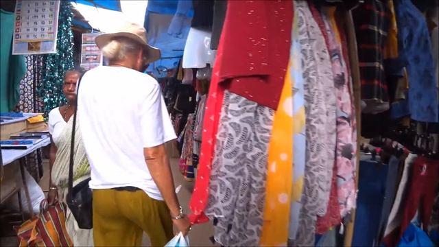 79. Рынок в Мапусе в пятницу. Шопинг. Себе купил шорты, а мне не хотел покупать сумочку... Гоа. смотреть онлайн