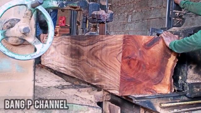 pemotongan bonggol kayu trembesi besar bahan papan meja - gergaji mesin kayu смотреть онлайн